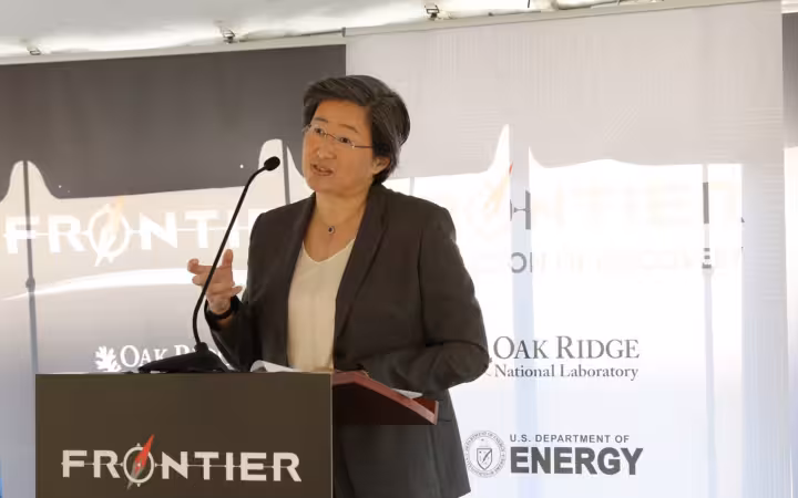 Lisa Su speaking at a podium at Oak Ridge National Laboratory.