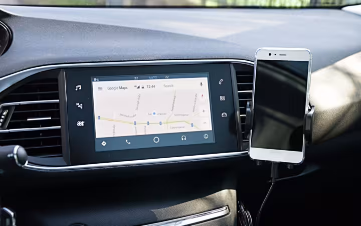 Android Auto displaying Google Maps beside a mounted Huawei P10 in a Peugeot 308 B