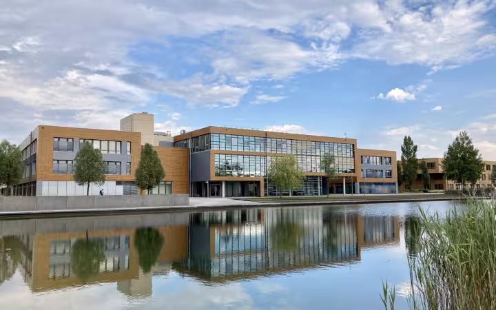 Infineon's Campeon headquarters in Neubiberg reflected in a pond.
