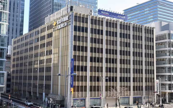 Sumitomo Fudosan Yaesu Building in Tokyo, with Mizuho signage above its facade