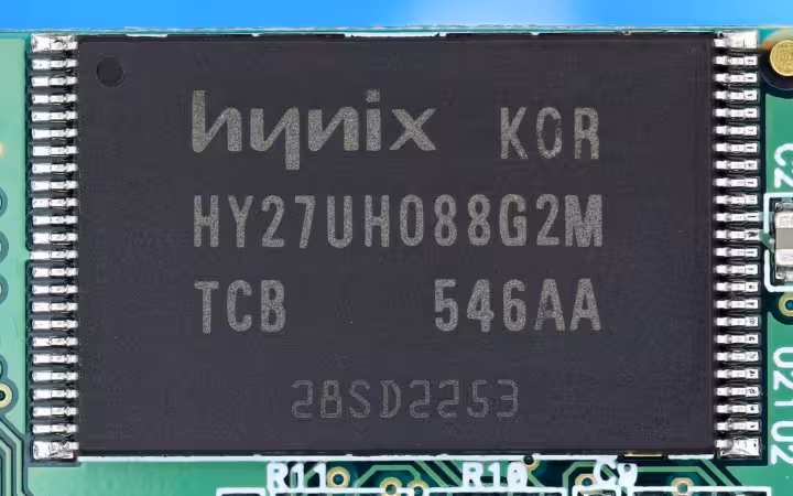A Hynix Semiconductor NAND flash memory chip on a circuit board